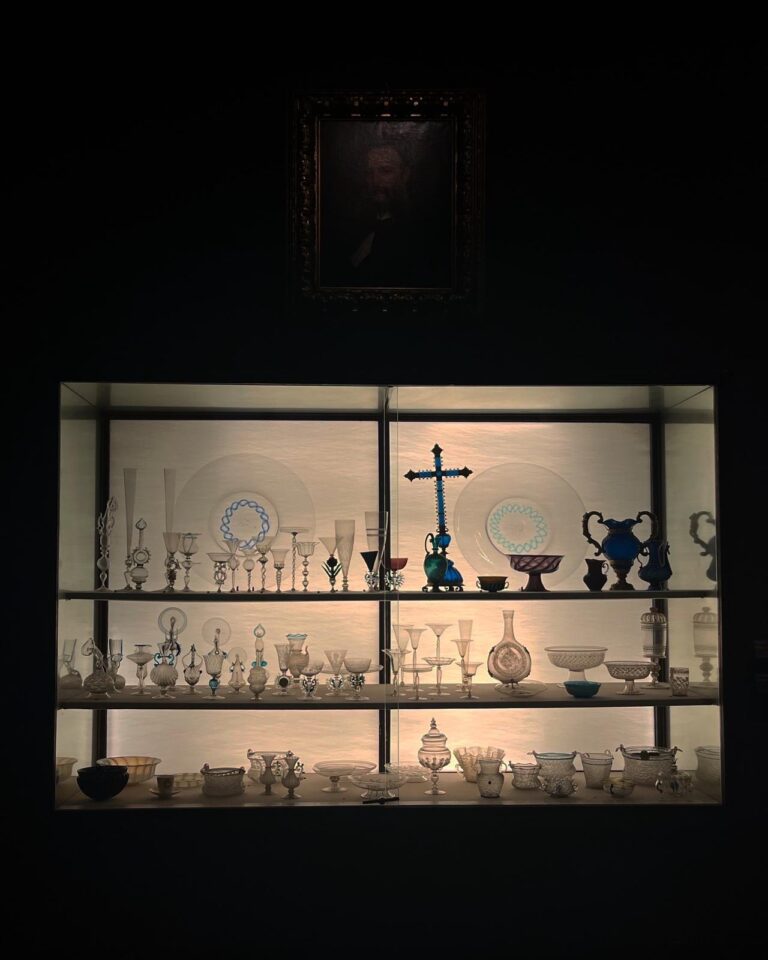 Museo Poldi Pezzoli a Milano. Sala dei vetri antichi di Murano