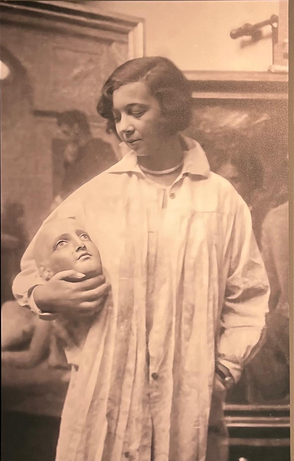 Leonor Fini nello studio di Achille Funi a Milano, 1930